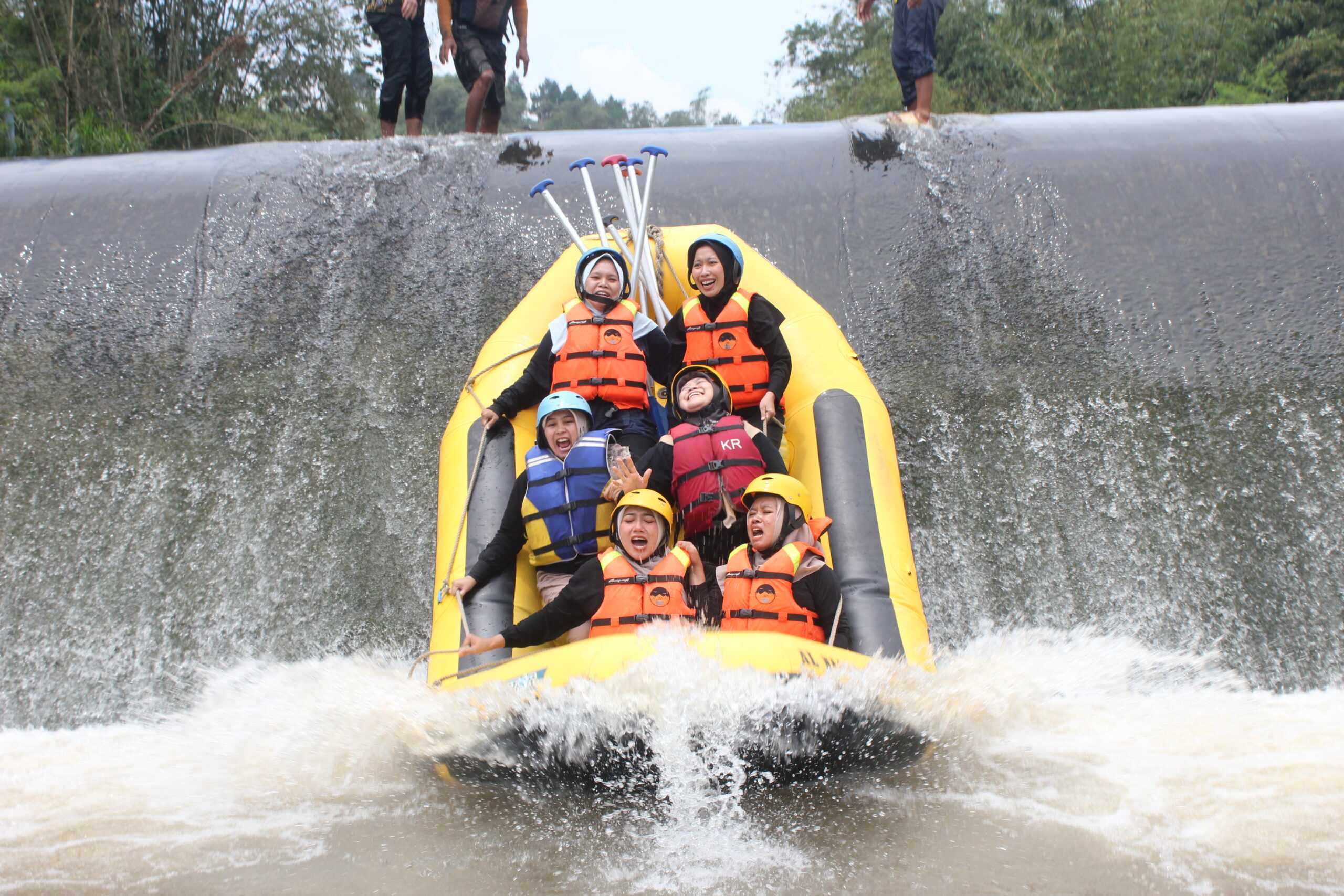 Menantang Adrenalin di Sungai Cisadane: Sensasi Arung Jeram di Jantung Bogor